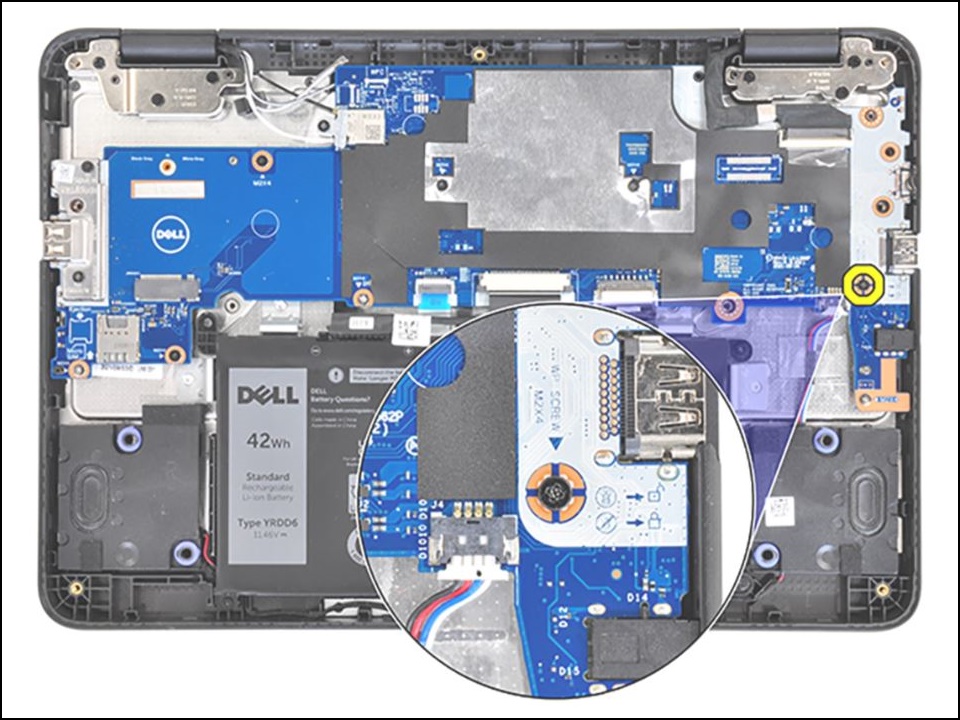 Parte inferior de la Chromebook 3110 con la cubierta de la base extraída, orificio para tornillos de protección contra escritura