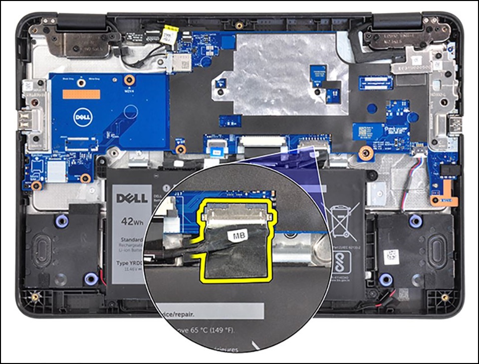 Vue du dessous du Chromebook 3110 avec le cache de fond retiré, connexion du câble de la batterie