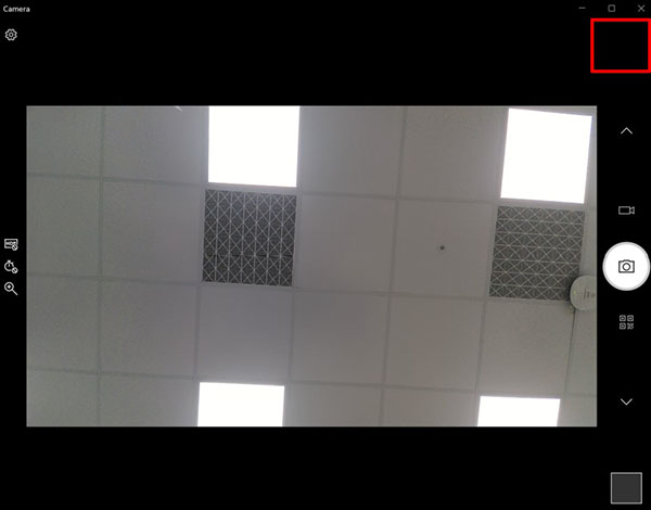 Přepínač předního a zadního fotoaparátu není viditelný.