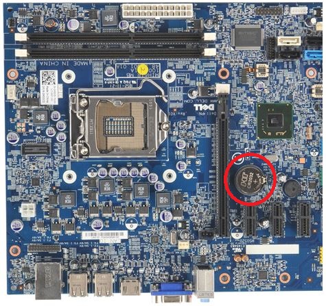 Illustration af et møntcellebatteri på systemkortet i en stationær Dell-computer