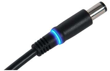 Imagem do adaptador CA de um notebook com o indicador de LED no plugue CC