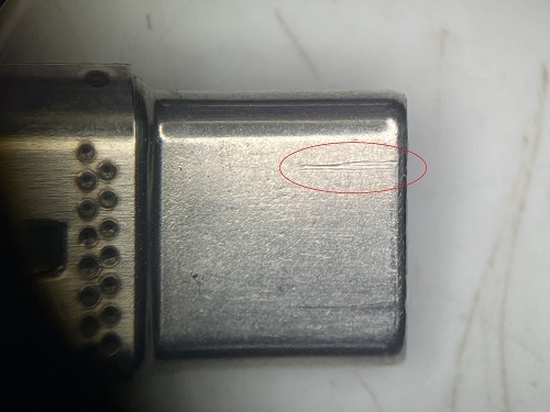 Kratzer auf dem Stecker