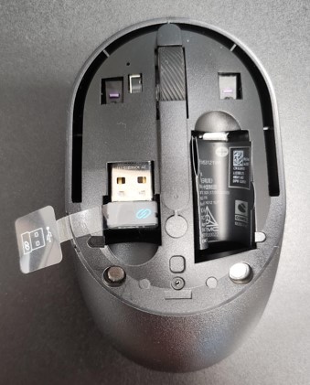 Al quitar la cubierta superior, se revela la llave USB