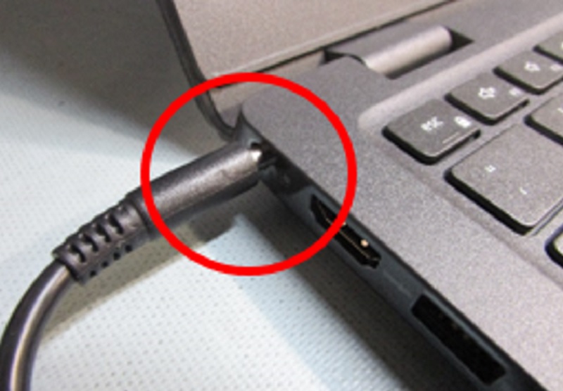 Adaptador CA não totalmente conectado