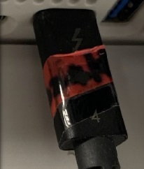 Thunderbolt 纜線的轉動方向正確