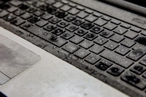 Dell-computer, spildt væske på tastaturet