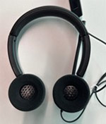 Auriculares con las almohadillas puestas.