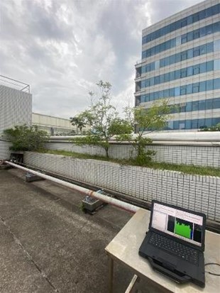 Computadora sobre una mesa en un entorno a cielo abierto