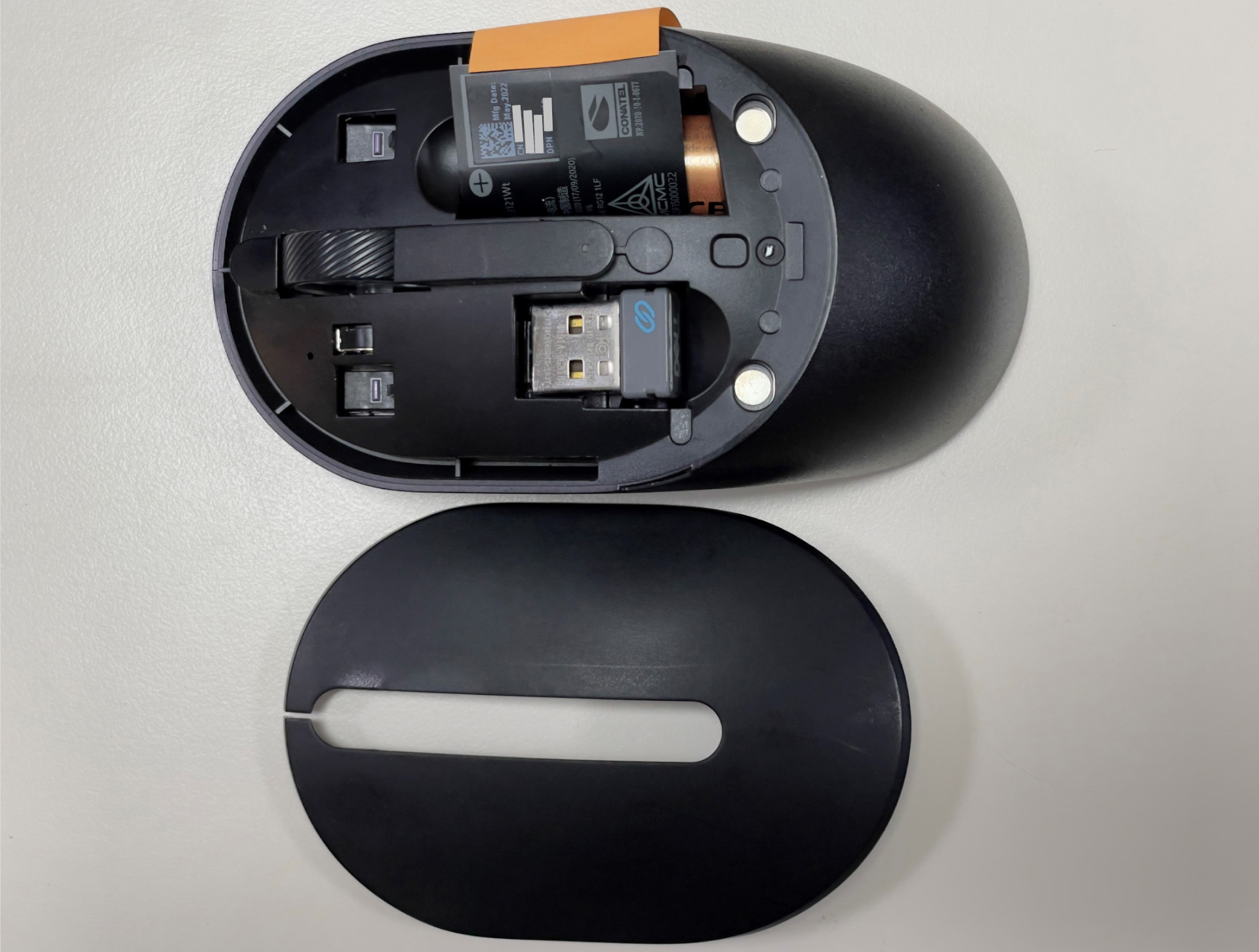PPID o número de serie del mouse inalámbrico o Bluetooth dentro del compartimiento de la batería