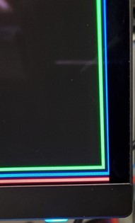 Une barre rouge verticale est écrêtée sur le côté droit de l’écran.