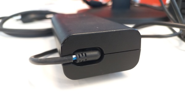 Ausgefranstes Kabel an einem Netzadapter
