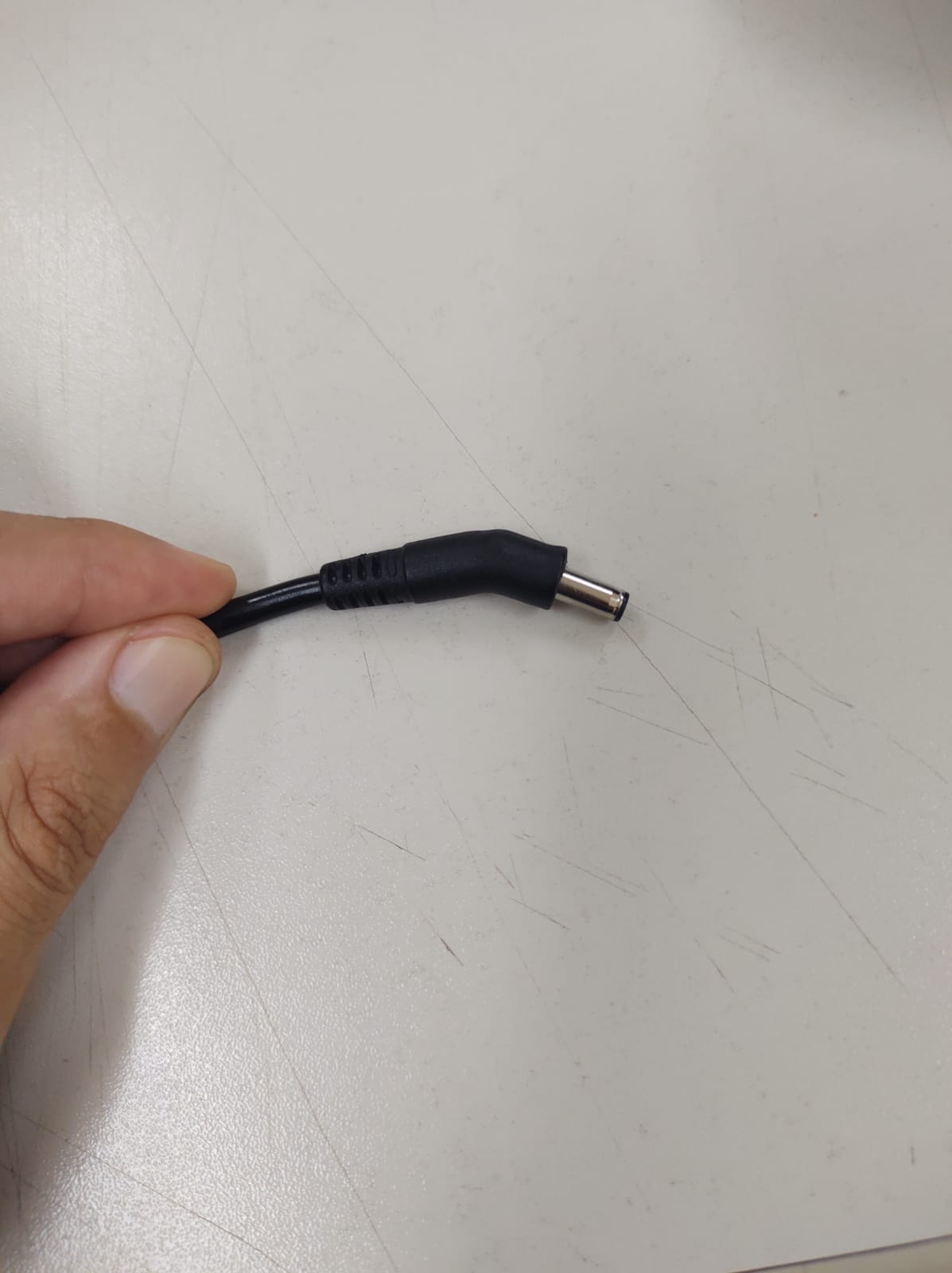 Beispiel für einen verbogenen Netzadapterstecker
