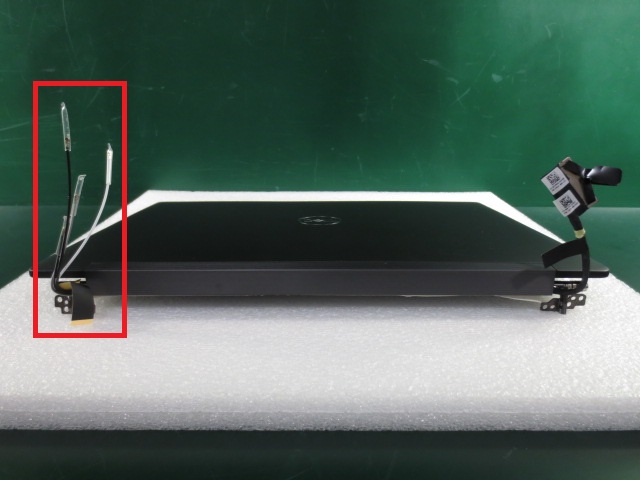 Dell-kannettava, jossa on langattoman suuralueverkon antennijohdot