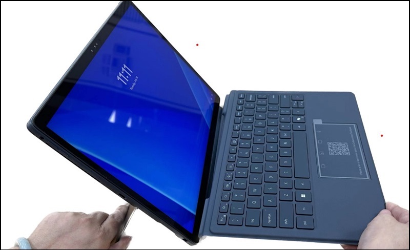 Latitude 7350 ve Çıkarılabilir Folio Klavye Eğme Örneği