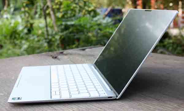 Notebook con coperchio aperto a 135 gradi