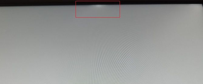 Aşırı açıdan bakıldığında TN panelde ışık sızıntısı örneği