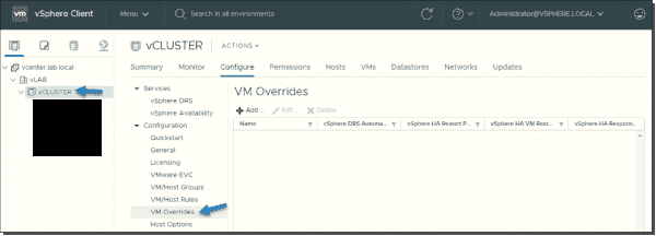 En la interfaz de usuario de vSphere Client, se muestra la configuración de reemplazos de VM