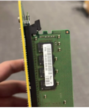 Bild som visar att NVRAM DIMM inte är korrekt inklippt