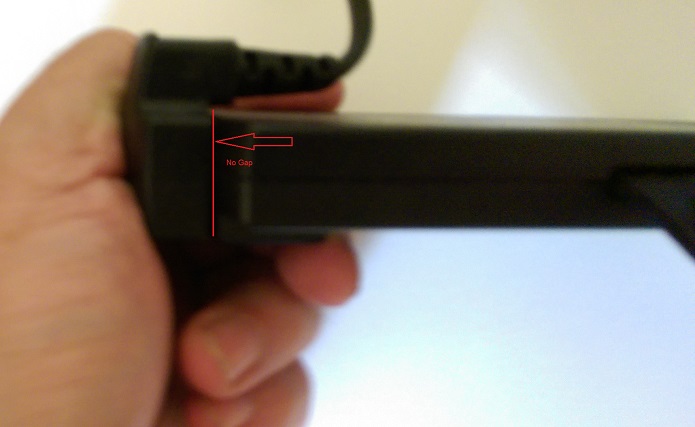 Använd handflatan för att trycka in strömkabeln helt tills den klickar.