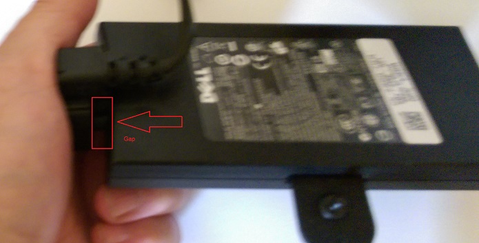 Utilice las dos manos para conectar el cable de alimentación al adaptador de CA.