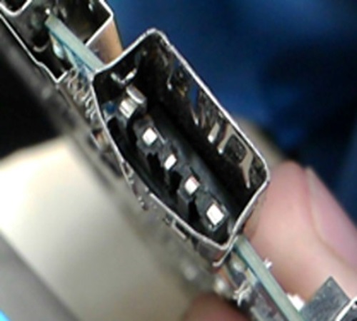 Danos no conector da porta da placa-mãe