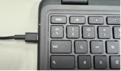 Zasilacz sieciowy podłączony do komputera Chromebook