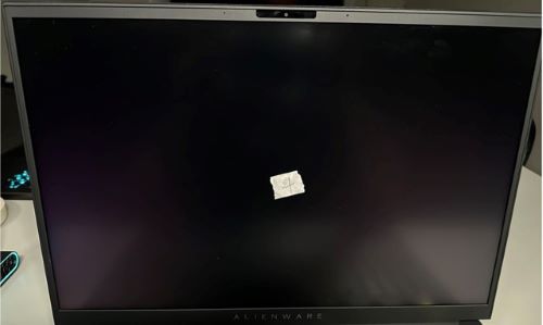 LCD panel shows no light leakage when inspected in normal office lighting conditions (150-200 lux, correct lighting environment)
