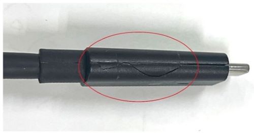 Konektor USB-C s viditelnou prasklinou v plastovém pouzdře zvýrazněnou červeným kruhem