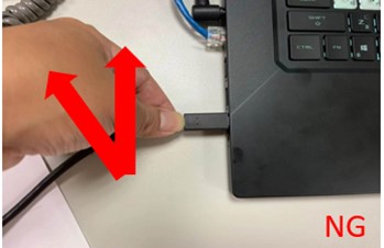 Virheellinen tekniikka, jossa USB-C-liittimen kädestä kiinni pitäen oleva kärki ja punainen nuoli osoittavat väärän kulmavoiman