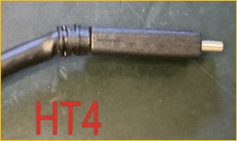 Connecteur USB-C présentant de graves dommages par déformation du câble à la jonction entre le câble et le boîtier en plastique, défaillance du serre-câble