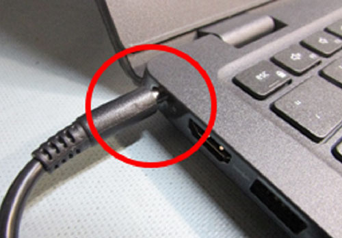 Nätadaptern sitter inte ordentligt på plats.