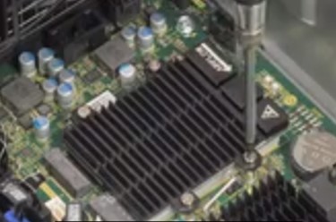 K utažení šroubů použijte křížový šroubovák