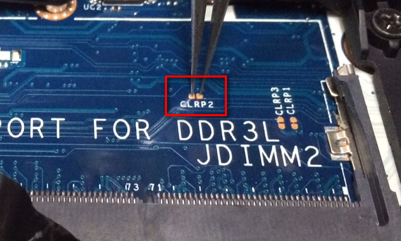 使用钳子或平头螺丝刀同时触摸两个针脚