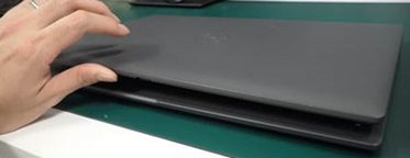 Doporučený způsob otevření víka notebooků Latitude 3540 a 3550.