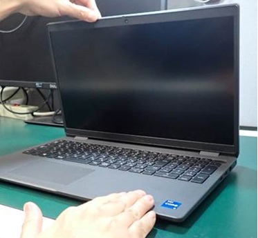 打開 Latitude 3540 和 3550_3 上蓋的建議方式。