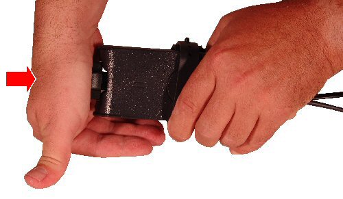 Appuyez fermement sur le cordon d’alimentation jusqu’à ce qu’il s’enclenche