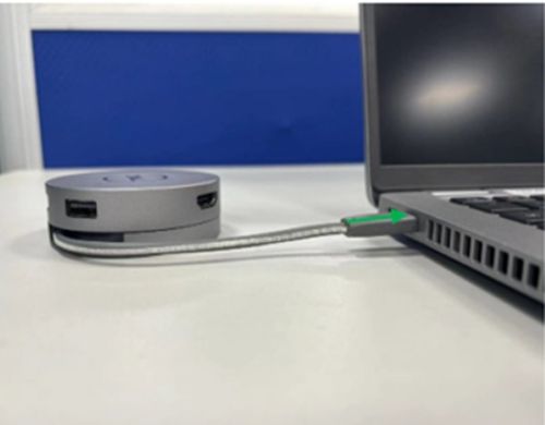 Konektor USB-C je správně usazen