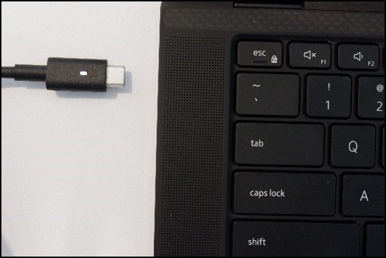 Dell 노트북에서 분리된 AC 어댑터