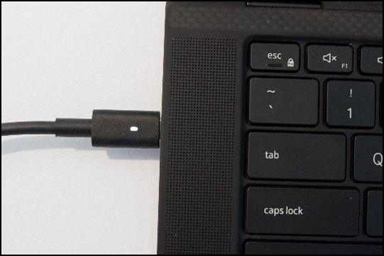 AC-adapter tilsluttet en bærbar Dell-pc