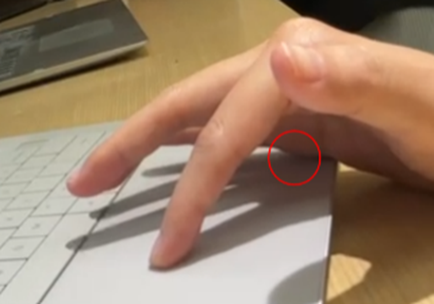 Przykład dłoni naciskającej obszar pokrycia touchpada