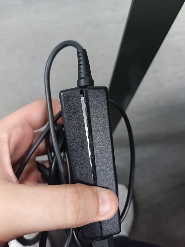 Abra el adaptador de CA