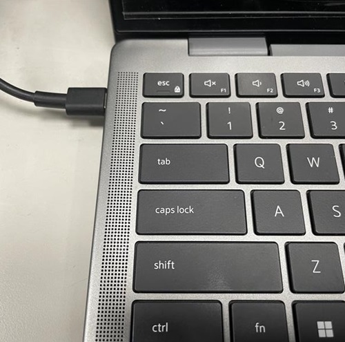 Ejemplo de adaptador de CA conectado a una laptop