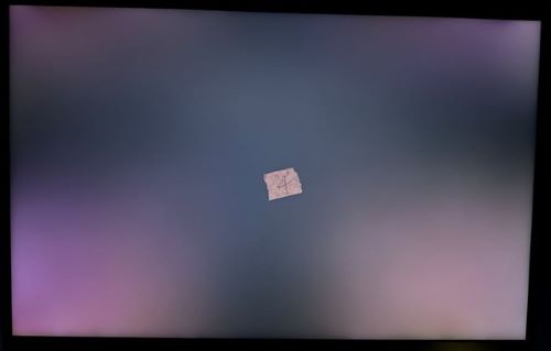 Panel LCD inspeccionado en una habitación oscura que muestra fugas de luz en las esquinas