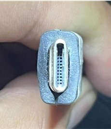 Conector USB-C mostrando pinos internos quebrados e ausentes