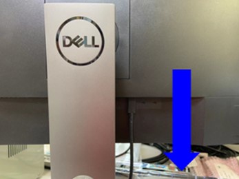 USB-C 케이블이 모니터 포트에 수직 위치에 똑바로 삽입되는 올바른 기술