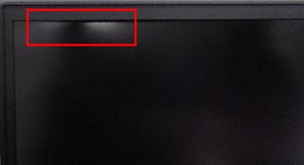 Při normálním osvětlení místnosti jsou v jednom rohu displeje vidět dva světlé horké body