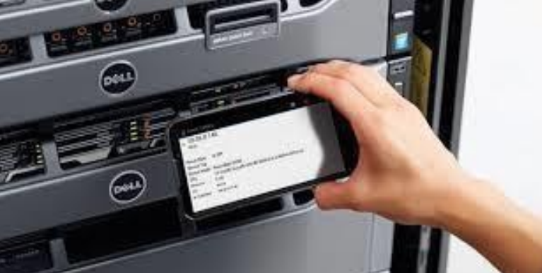 OpenManage Mobile on mobile device syncing with PowerEdge Quick Sync bezel