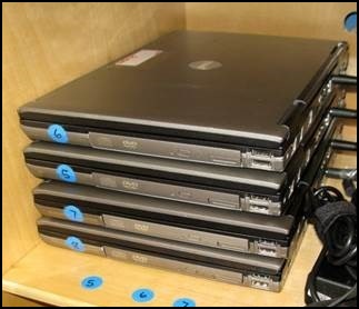 積み重ねた5台のポータブル コンピューター