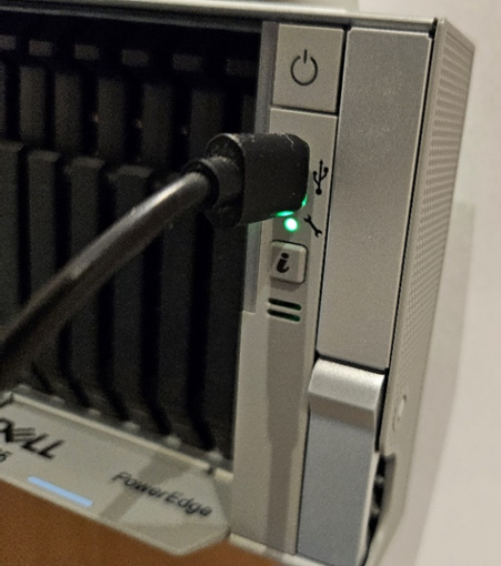 17G PowerEdge – med iDRAC Direct-porten aktiveret og med konstant grøn LED