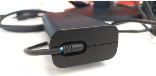 Nött kabel på en nätadapter
